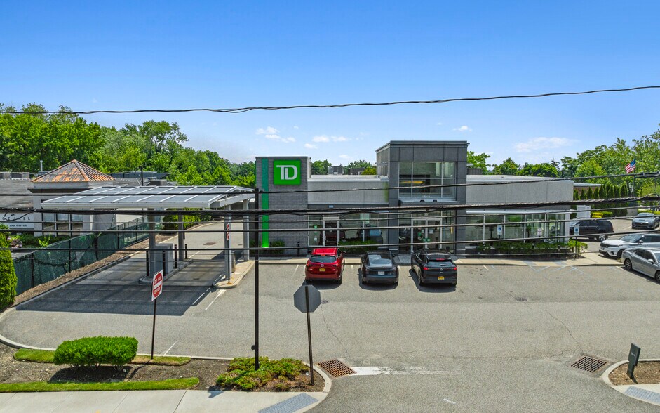 More Photos Of 391 Jericho Tpke, Jericho Bank For Lease