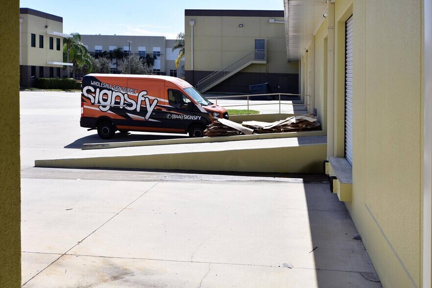 More Photos Of 640 Brooker Creek Blvd, Oldsmar Light Distribution For Lease