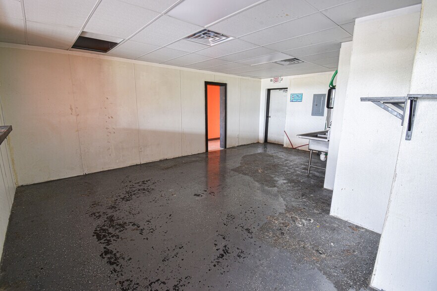 More Photos Of 4550 Station Cir, Northport Freestanding For Lease