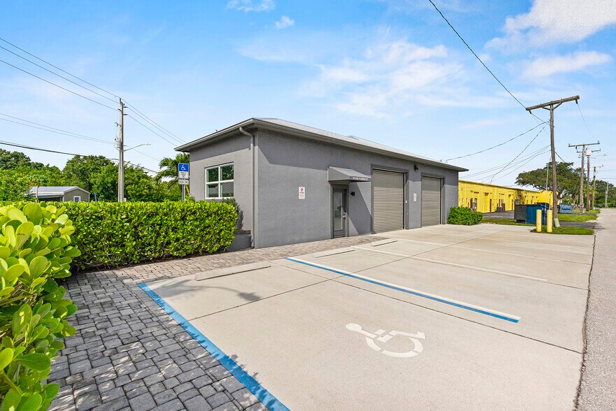 More Photos Of 319 SE Florida St, Stuart Warehouse For Sale