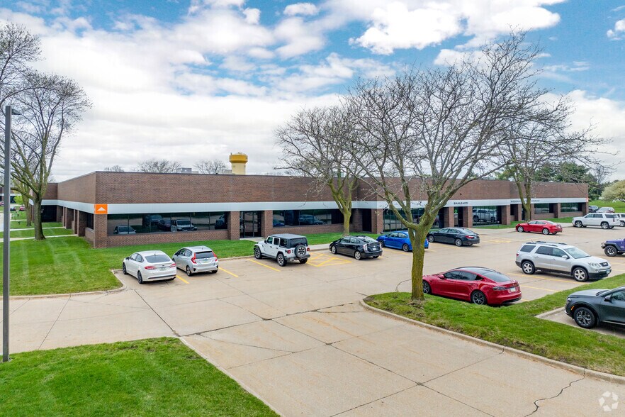 More Photos Of 11001-11071 Aurora Ave, Urbandale Flex For Lease