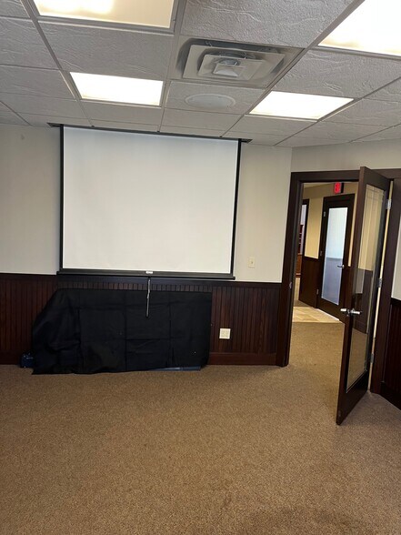 More Photos Of 1608 Firestone Ln, Valparaiso Office For Lease