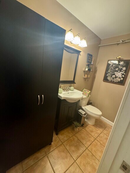 More Photos Of 25 S Washington St, Naperville Storefront For Lease