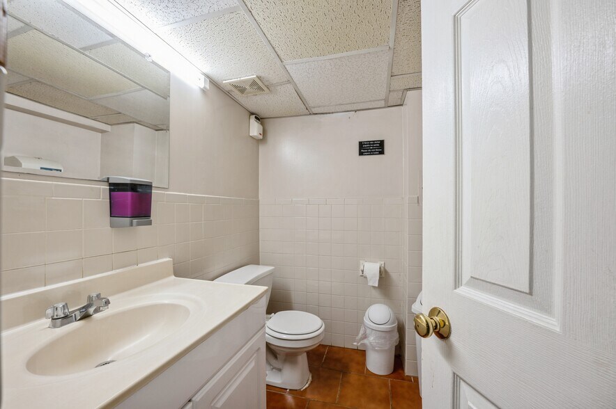 More Photos Of 9529 Sutphin Blvd, Jamaica Restaurant For Sale