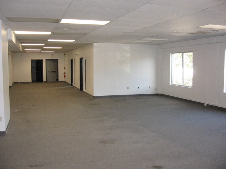 More Photos Of 76 Progress Dr, Stamford Research And Development For Lease