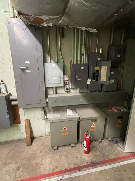 More Photos Of 2409 Sycamore Dr, Knoxville Showroom For Sale