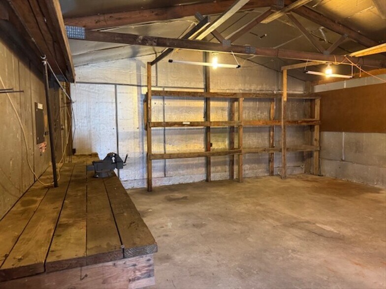 More Photos Of 315 E Maple St, Shelbina Industrial For Sale