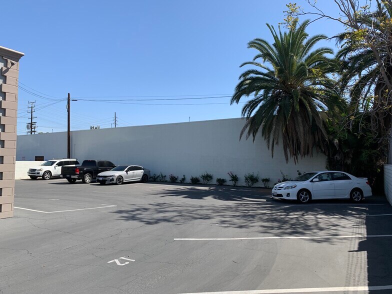 More Photos Of 6944 Reseda Blvd, Reseda Freestanding For Lease