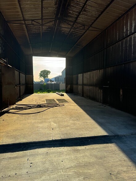 More Photos Of 201 NE 4TH St, Lindsay Manufacturing For Lease