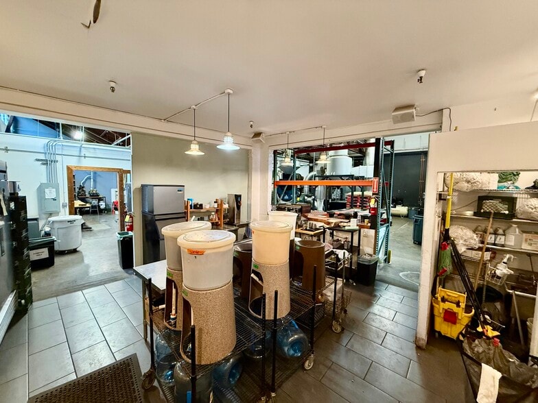 More Photos Of 3098 E 10th St, Oakland Manufacturing For Lease