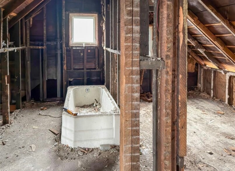 More Photos Of 8301 Lake Ave, Cleveland Flex For Sale