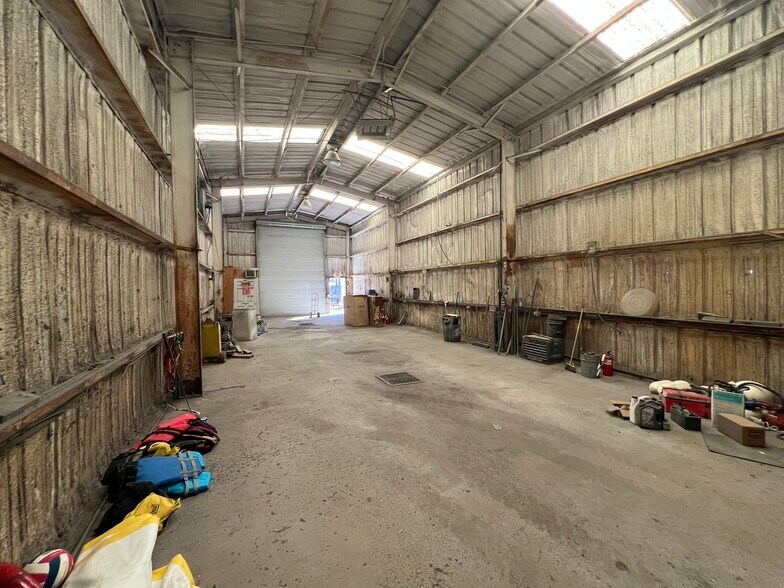 More Photos Of 3226 N Main St, Cleburne Warehouse For Lease
