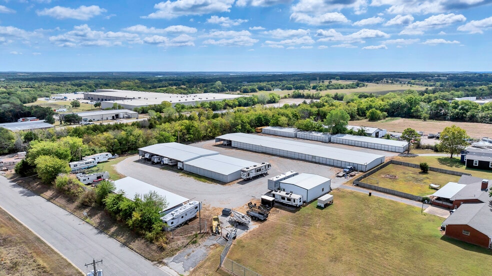 More Photos Of 3100 S Commerce St, Ardmore Self Storage For Sale