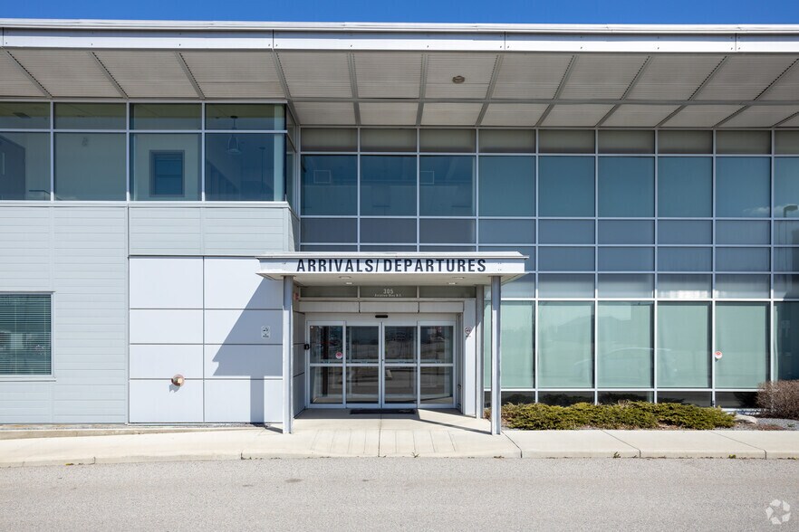 More Photos Of 305 Aviation Way NE, Calgary Airplane Hangar For Lease