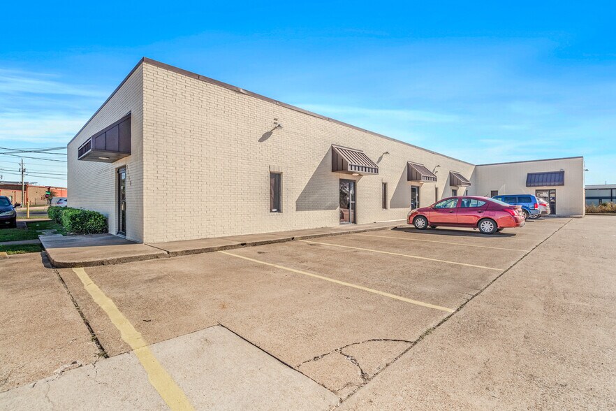 More Photos Of 8358 Moberly Ln, Dallas Light Distribution For Lease