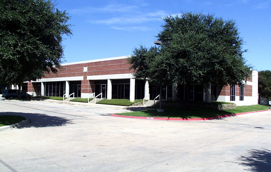 More Photos Of 2602 Ridgepoint Dr, Austin Office For Lease