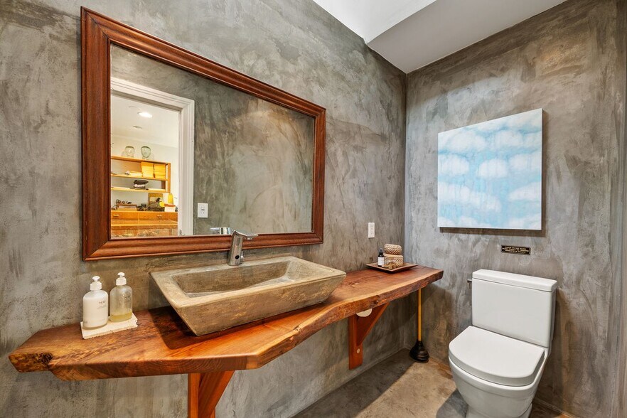 More Photos Of 1111 N Crescent Heights Blvd, West Hollywood General Retail For Sale
