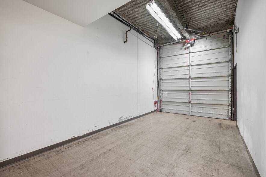 More Photos Of 3871 N Fraser Way, Burnaby Showroom For Lease