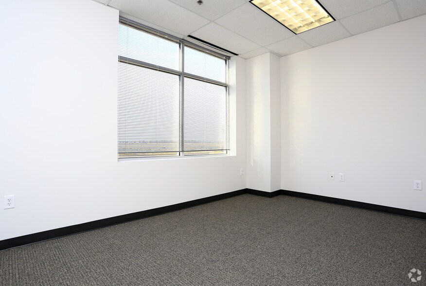 More Photos Of 1305 N Watters Rd, Allen Warehouse For Lease