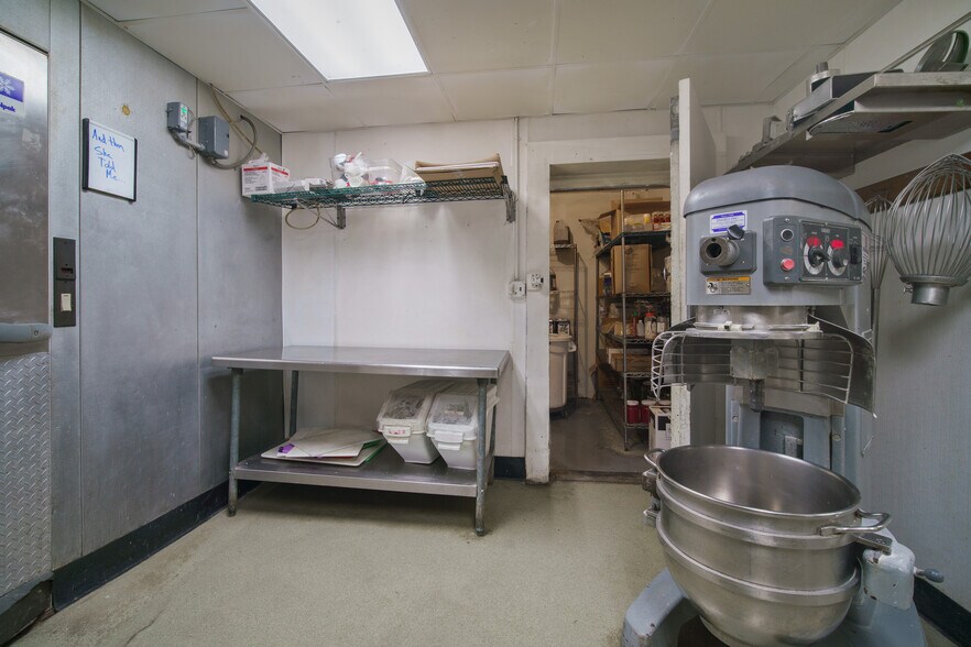 More Photos Of 2204 Washington St, Manitowoc General Retail For Sale