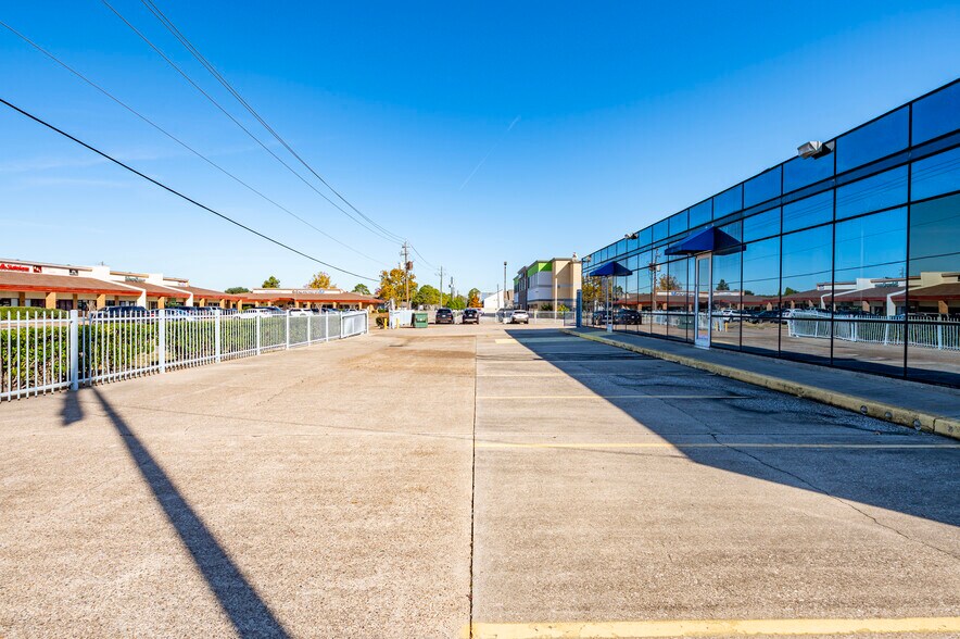 More Photos Of 2947 E Broadway St, Pearland Office For Sale