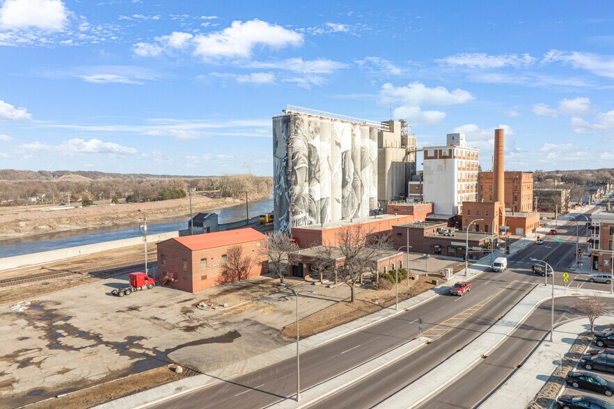 More Photos Of 324 N Riverfront Dr, Mankato Manufacturing For Sale