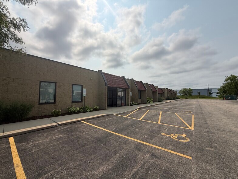 More Photos Of 365 Smoke Tree Plaza Dr, North Aurora Office For Lease