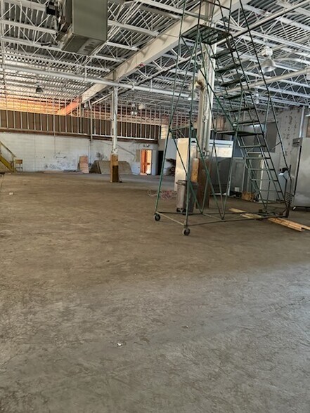 More Photos Of 40 High Bridge Rd, Sandy Hook Warehouse For Lease