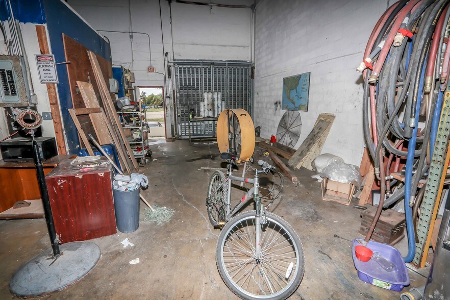 More Photos Of 14935 NW 27th Ave, Opa Locka Warehouse For Lease