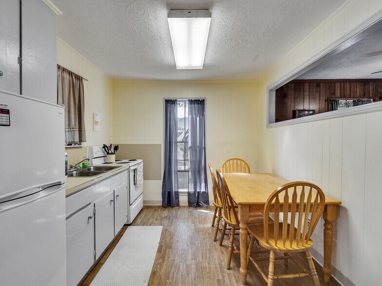 More Photos Of 280 Broken Arrow Marina, Livingston Hotel For Sale