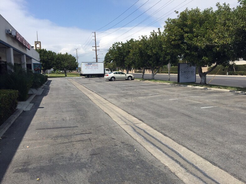 More Photos Of 4274 Cerritos Ave, Los Alamitos Light Distribution For Lease