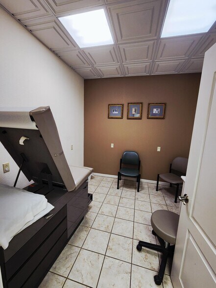 More Photos Of 1111 Worth St, Hemphill Office For Sale