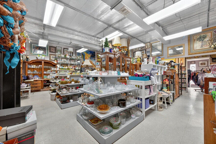 More Photos Of 2718-2720 N Main St, Liberty Storefront Retail Office For Sale