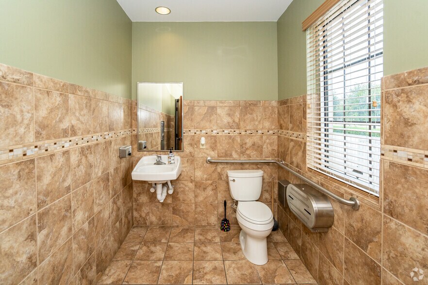 More Photos Of 202-204 N Dooley St, Grapevine Medical For Sale