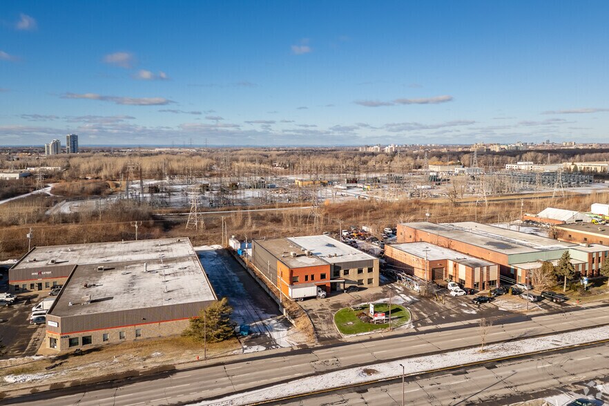 More Photos Of 8905 Boul Henri-Bourassa O, Saint-Laurent Showroom For Sale