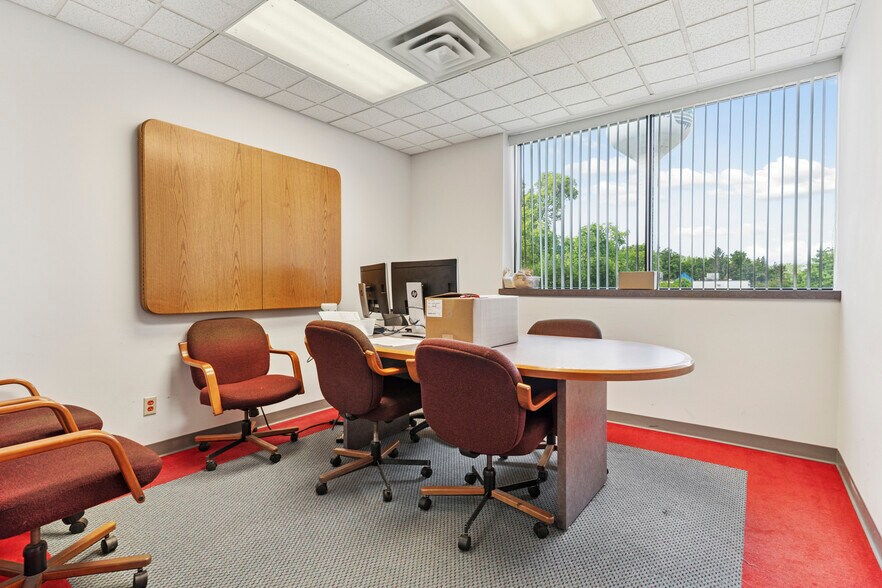 More Photos Of 405 Commerce Ct, Vadnais Heights Manufacturing For Sale