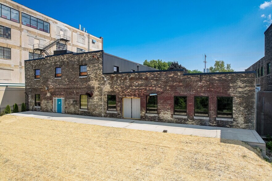 More Photos Of 3600 W Pierce St, Milwaukee Showroom For Lease