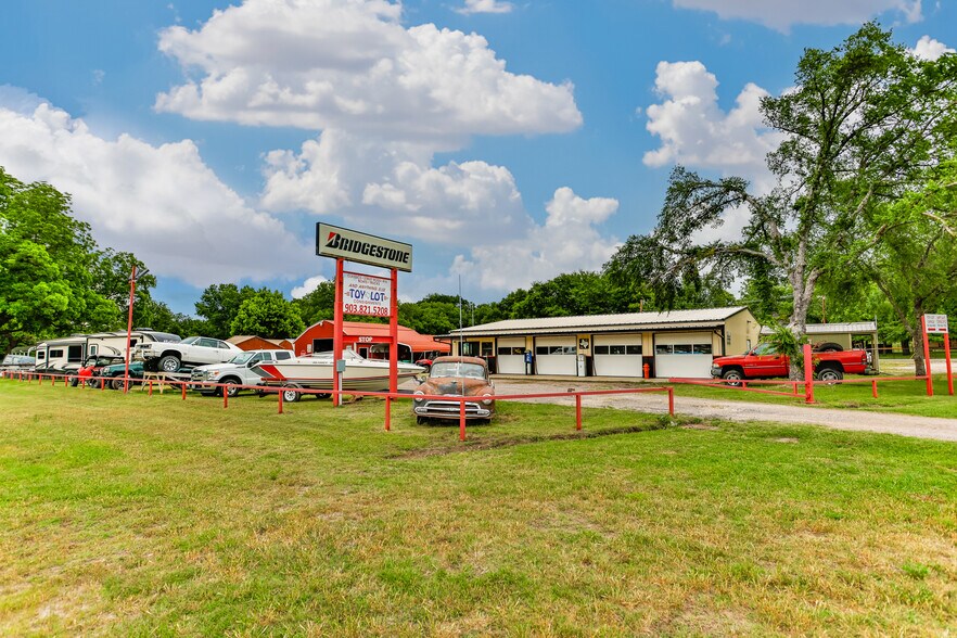 More Photos Of 59 Shawnee Trl, Whitesboro Showroom For Sale