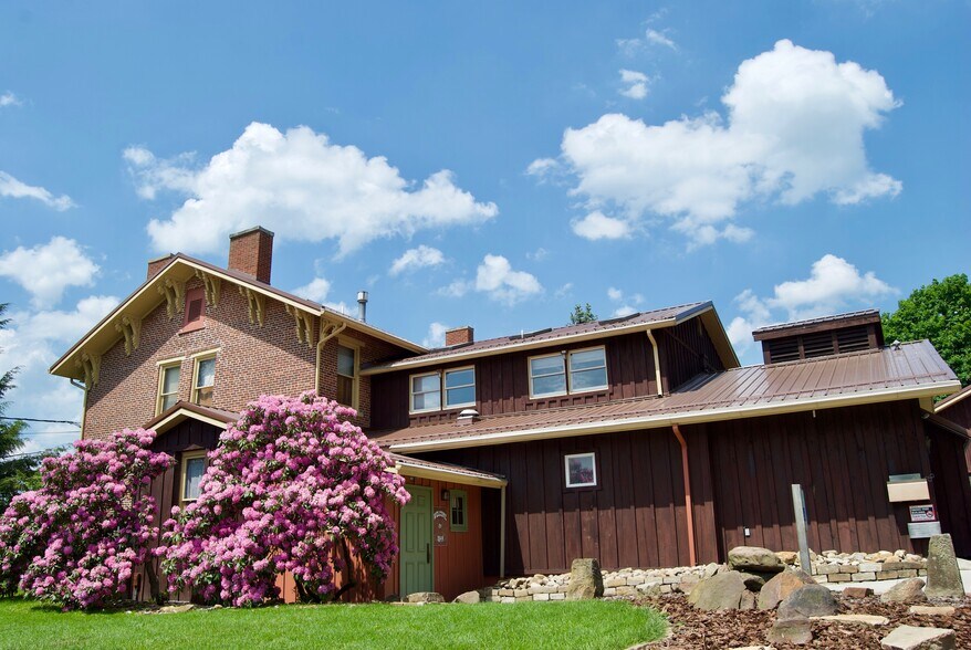 Primary Photo Of 690-692 State Route 66, Leechburg General Retail For Sale