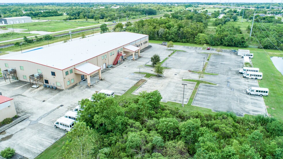 More Photos Of 2705 Dickinson Ave, League City Warehouse For Lease