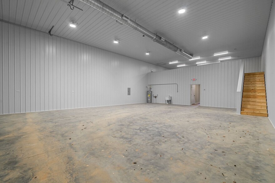 More Photos Of 1400 Dover Rd, Clarksville Showroom For Lease