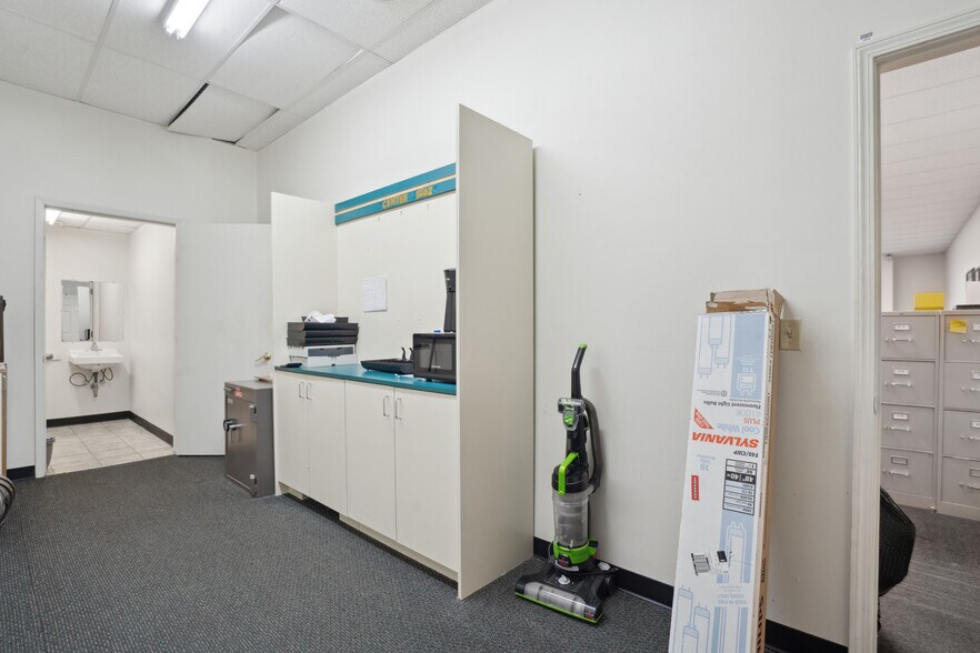 More Photos Of 1505-1527 E San Marnan Dr, Waterloo Unknown For Lease