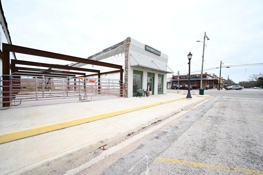 More Photos Of 805 12th St, Hempstead Office Residential For Sale