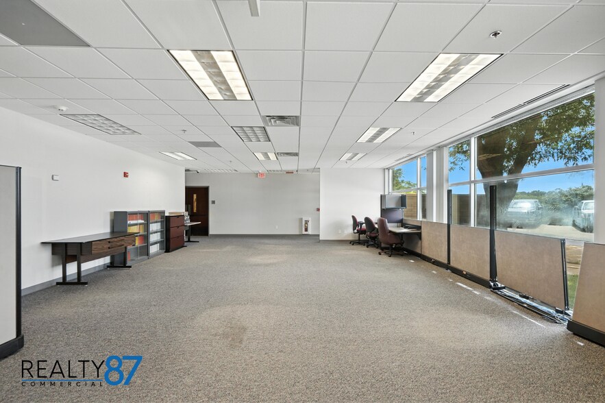 More Photos Of 4050 River Center Ct NE, Cedar Rapids Office For Lease