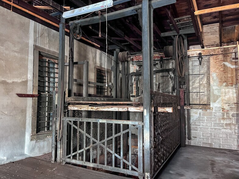 More Photos Of 205 W Alamo St, Brenham General Retail For Sale