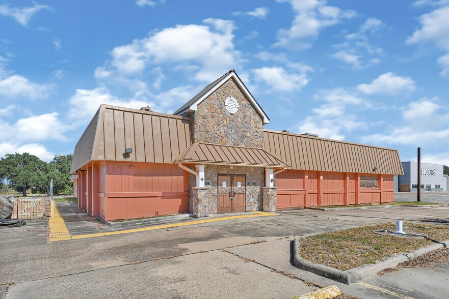Primary Photo Of 4717 I-10 Fwy, Baytown General Retail For Sale