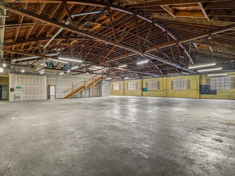 More Photos Of 2566 Bay Rd, Redwood City Service For Sale