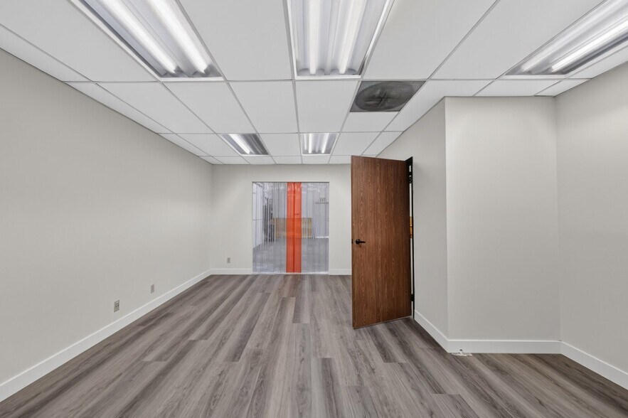 More Photos Of 21358 Nordhoff St, Chatsworth Light Distribution For Lease