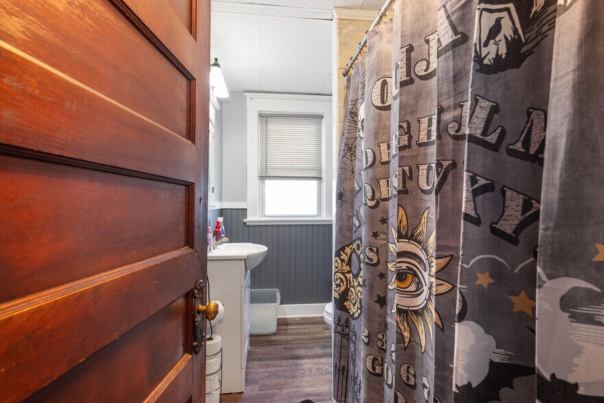 More Photos Of 1524 Van Vranken Ave, Schenectady Bar For Sale