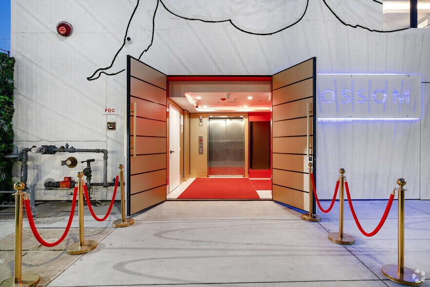 More Photos Of 11150 Ventura Blvd, Studio City Restaurant For Sale